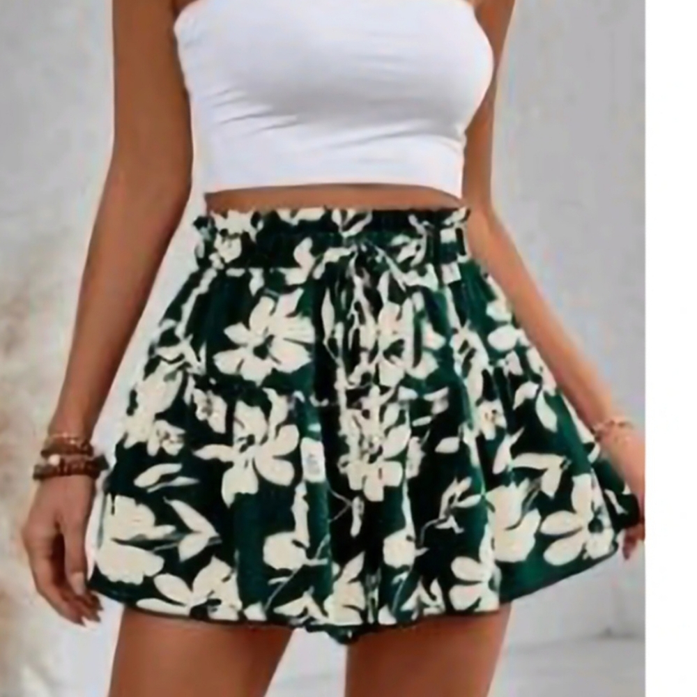 SHEIN Green/Cream Dressy Shorts MED~NWOT